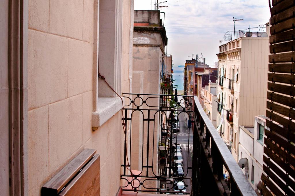巴塞罗那Barceloneta Suites Apartments Beach的阳台享有城市街道的景致。