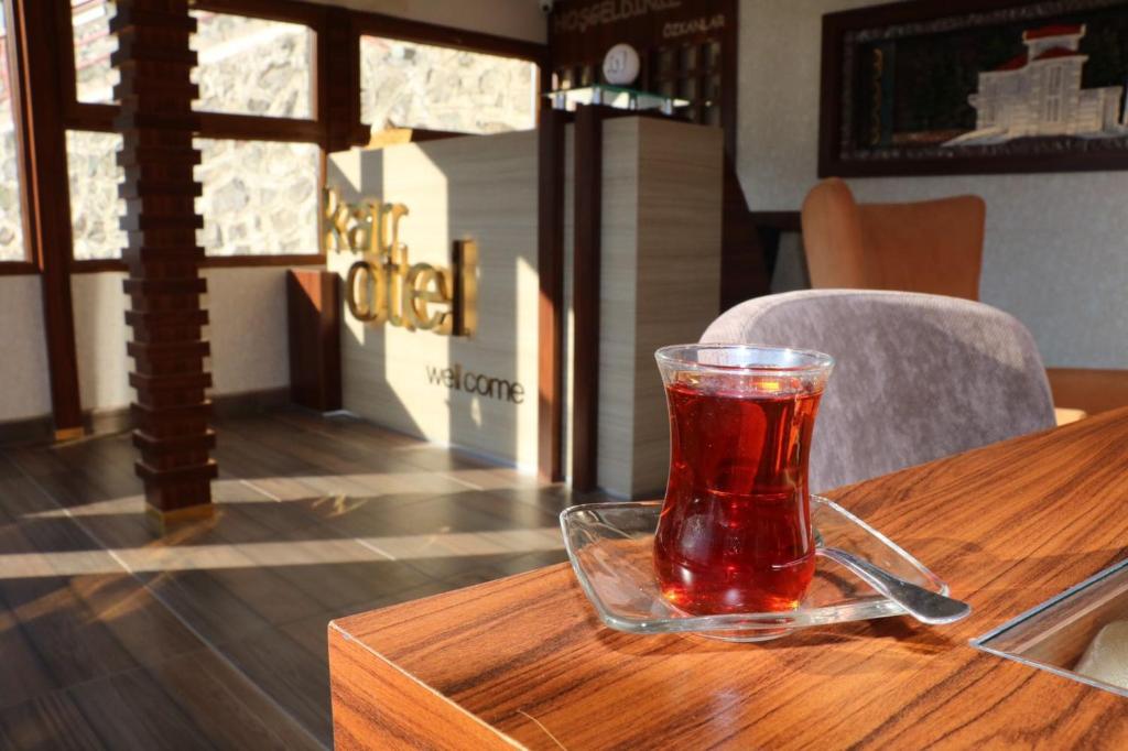 乌宗Kar Hotel Uzungöl的坐在木桌前的玻璃杯