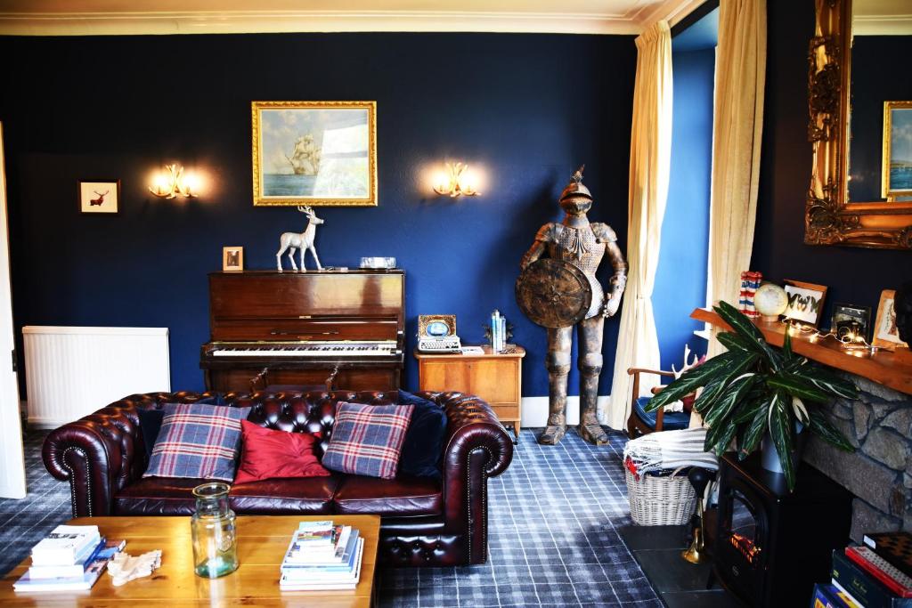 达尔马利Craig Villa Guest House的带沙发和钢琴的客厅