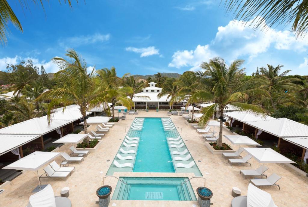维约堡Serenity at Coconut Bay - All Inclusive的享有度假村的空中景致,设有游泳池和躺椅