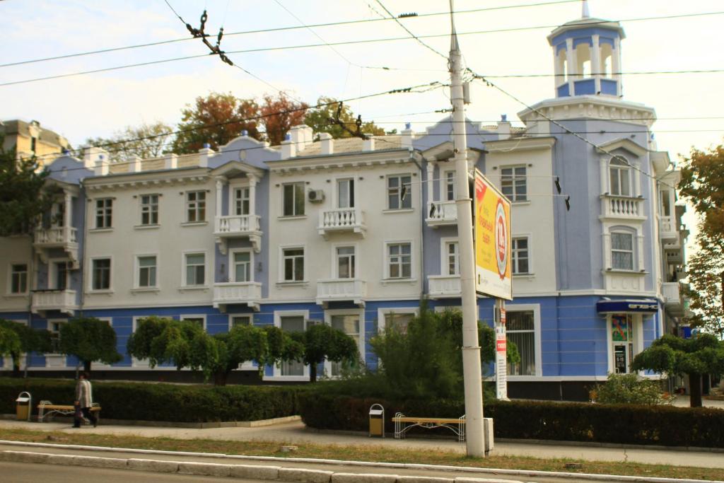 蒂拉斯波尔Old Tiraspol Hostel的一座白色的大建筑,顶部有塔