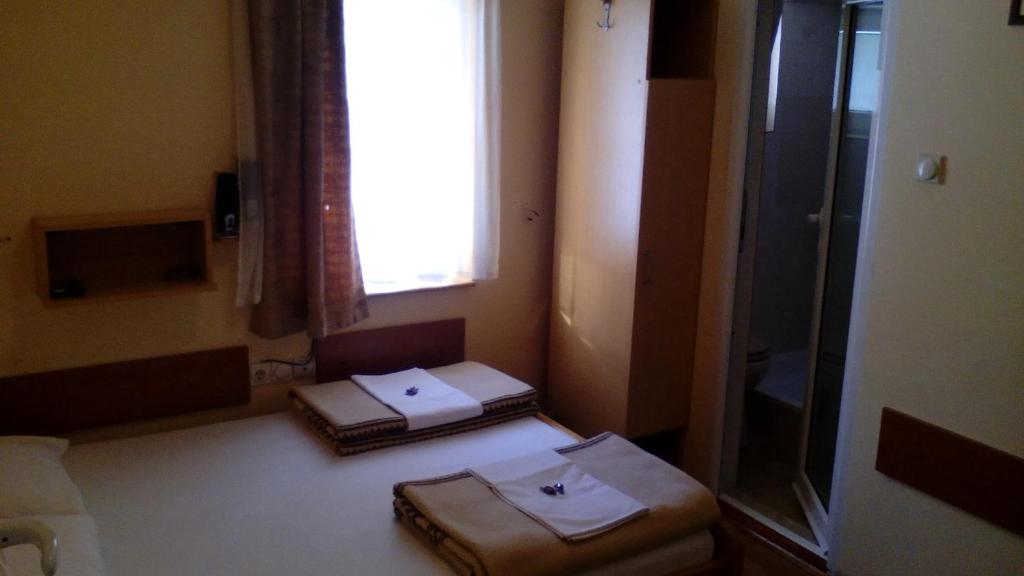 奥夫查尔巴尼亚尼SOBE za izdavanje BLEF的带窗户的客房内配有两张床的浴室