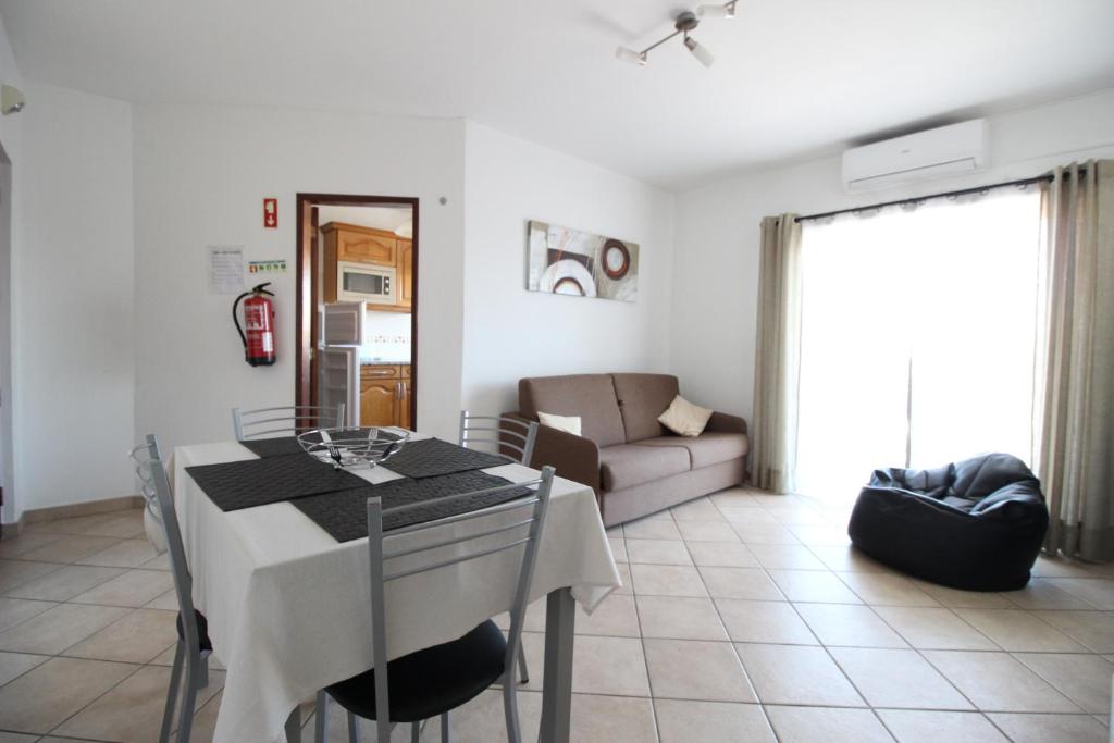 阿尔布费拉Dinita Apartamento nº4的厨房以及带桌子和沙发的客厅。