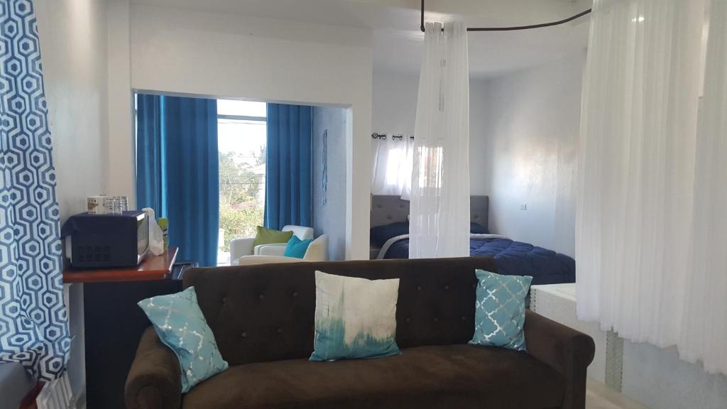 伯利兹城DB Tower Vacation Rental的带沙发的客厅和卧室