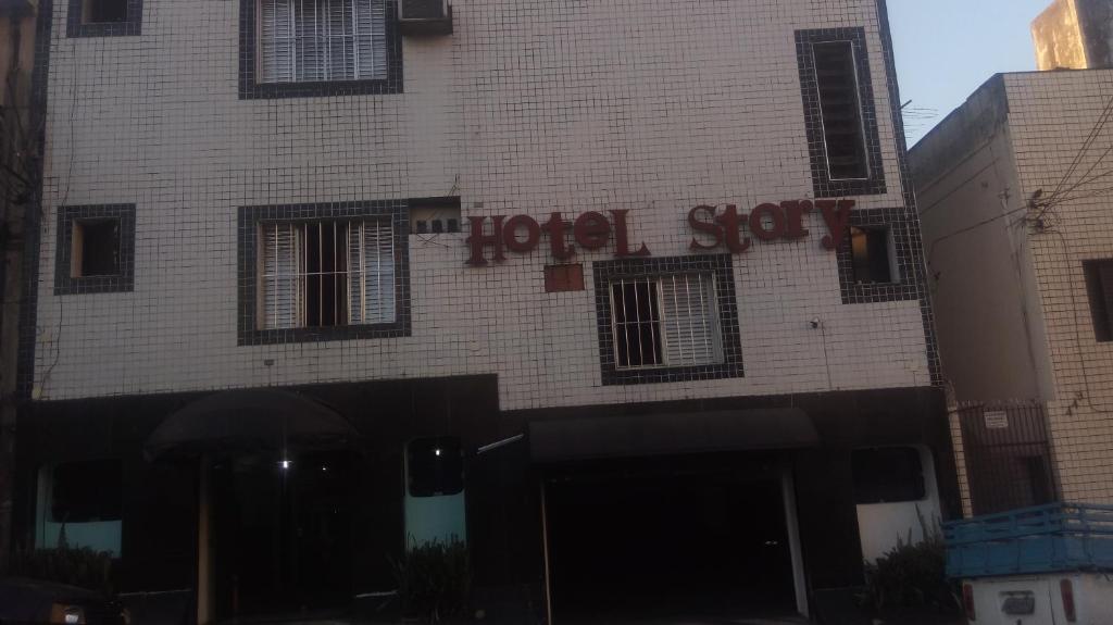 圣保罗Hotel - Motel Story的建筑的一侧有酒店标志