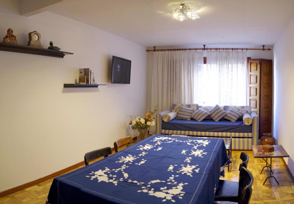 阿维拉Benavites 5 centro, wifi的一间卧室配有一张带蓝色毯子和星光的床