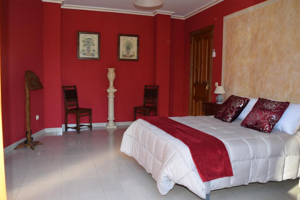 阿尔玛格鲁Casa Hormazas的红色卧室设有红色墙壁的床
