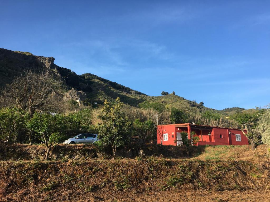 贝加德圣马特奥Villa Rafael的停在山坡上红色拖车旁边的汽车
