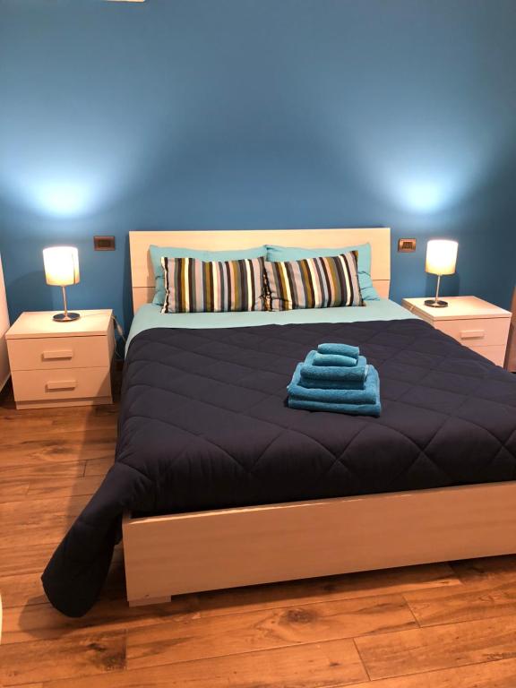 阿茨特雷扎Enjoy Home的一间卧室配有一张带2个床头柜和2盏灯的床。