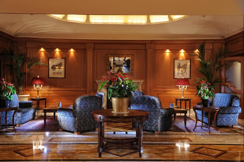 米兰曼佐尼酒店的一间设有椅子和桌子的等候室
