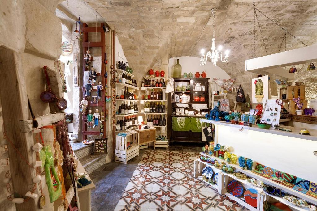 拉古萨萨宾利卡旅馆的房间里摆满了各种物品的商店