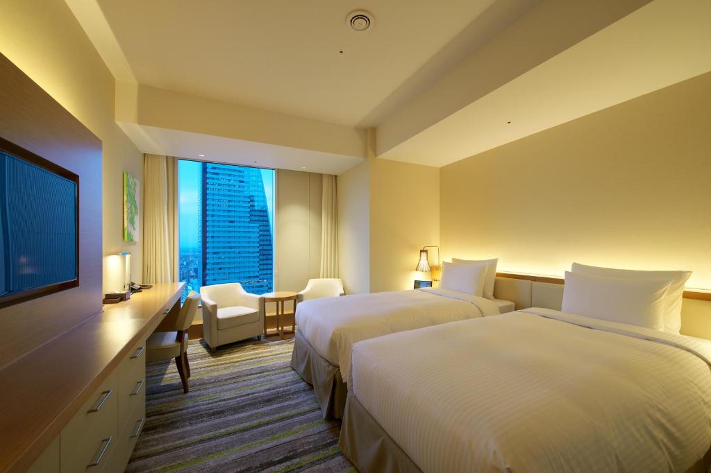 名古屋名古屋JR门楼酒店的酒店客房设有两张床和一台平面电视。