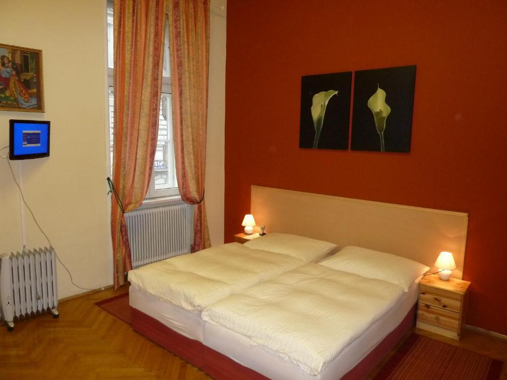 维也纳格鲁斯旅馆的一间卧室配有一张带两个灯的床