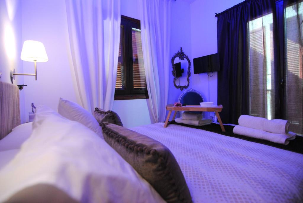 拉纳卡La C Mer的一间卧室配有一张床、一张桌子和一个窗户。