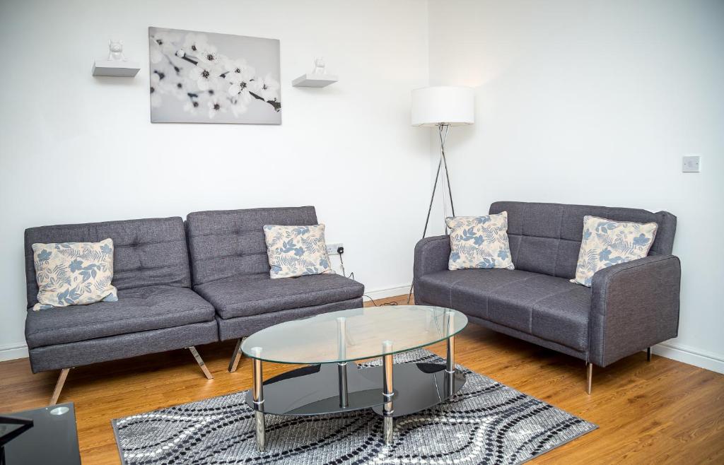 北安普敦Luxuriant Apartments的客厅配有两张沙发和一张桌子