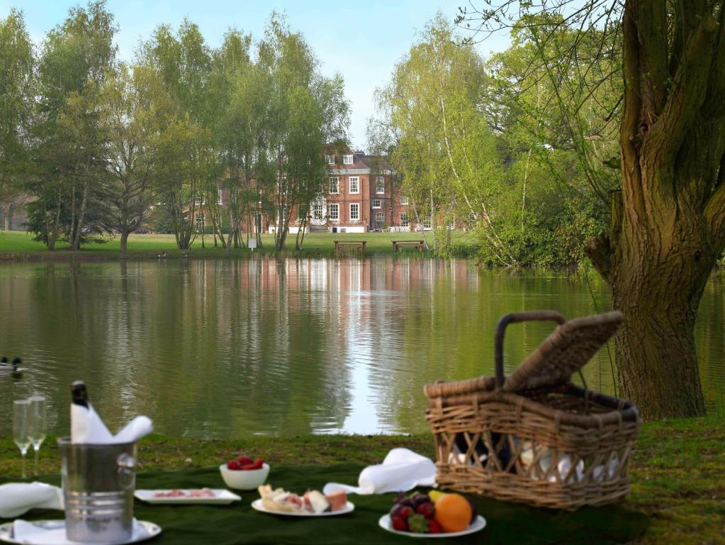 斯劳斯托克广场酒店的湖前野餐桌,带野餐篮