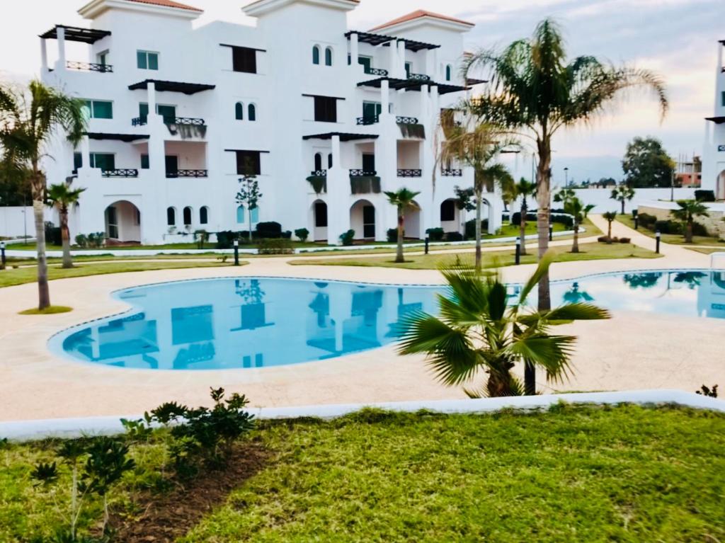 卡博尼格洛Résidence Maha Beach Cabo Negro的从游泳池可欣赏到酒店景色