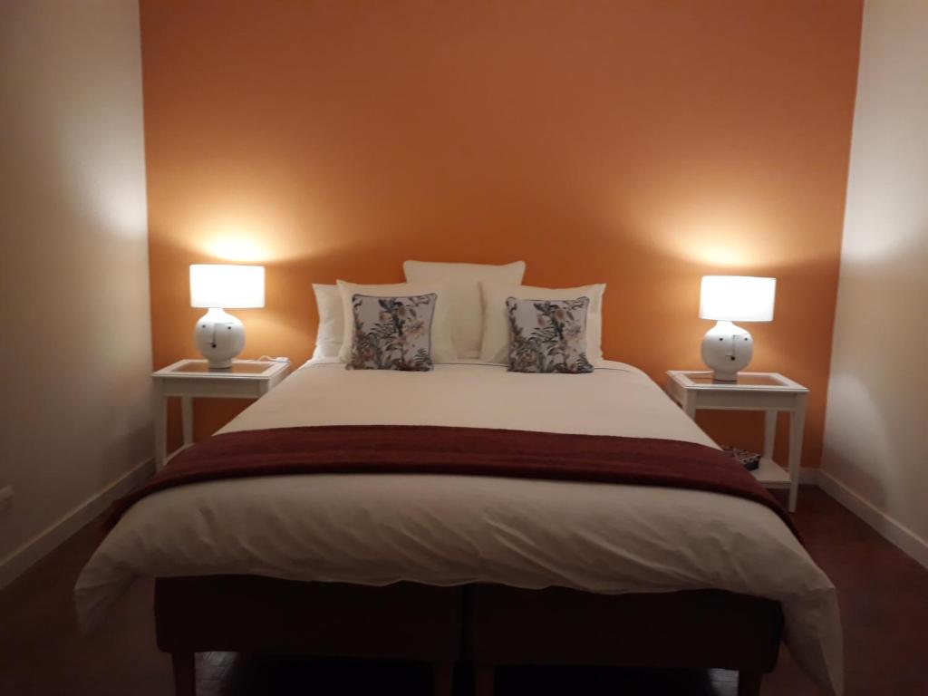 里斯本机场住宿旅馆的一间卧室配有一张大床和两盏灯