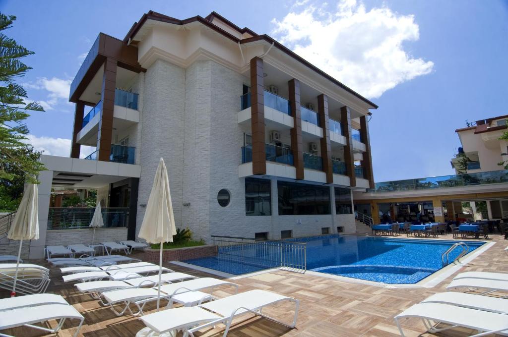马尔马里斯苏普利姆酒店的酒店拥有游泳池和躺椅