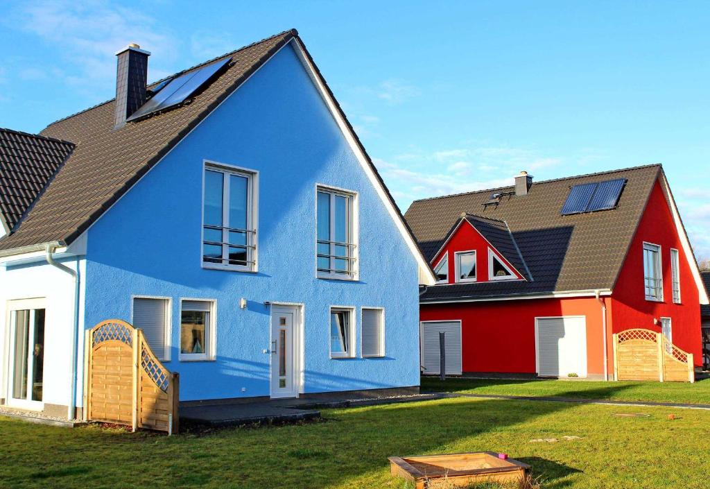 LütowFerienwohnungen Luetow USE 3100的一座蓝色的大房子,有红色的房子
