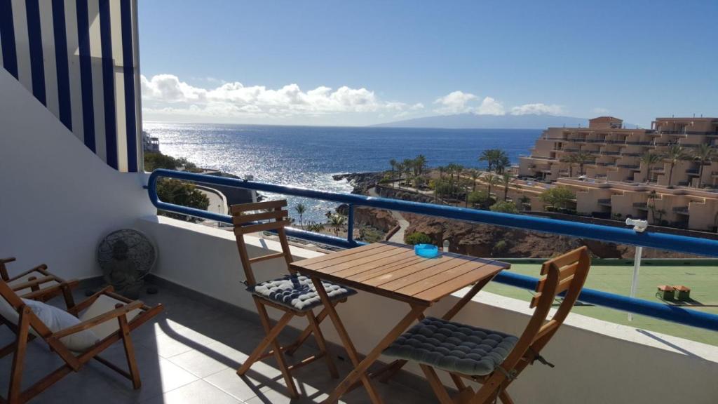 帕莱索海滩Paraíso Del Sur的一个带桌椅的海景阳台