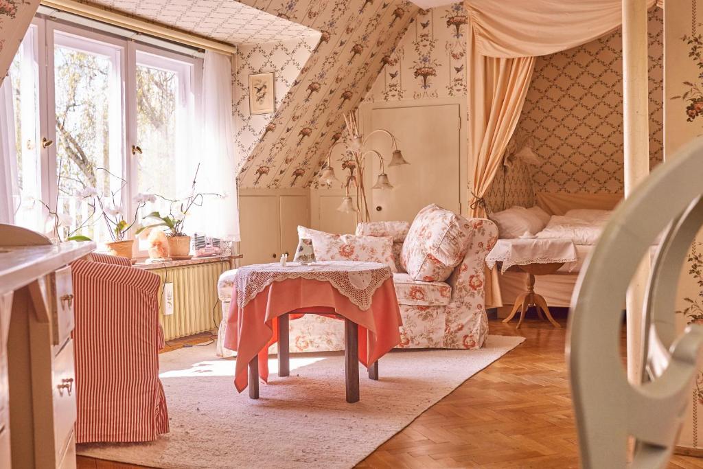 拜罗伊特Ferienwohnung Wilhelmine的客厅配有椅子和桌子