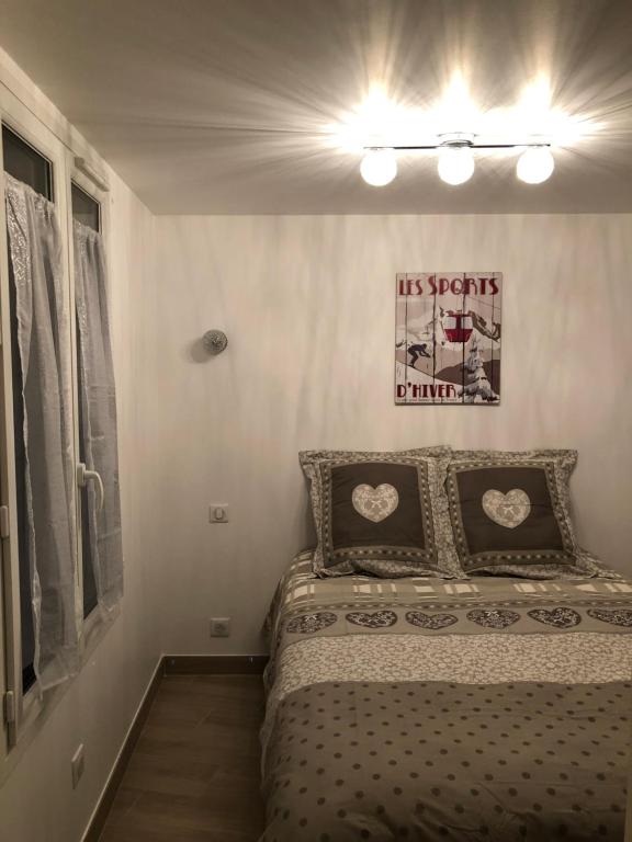 圣埃蒂安德蒂内埃Tout schuss的一间卧室配有一张带两个枕头的床