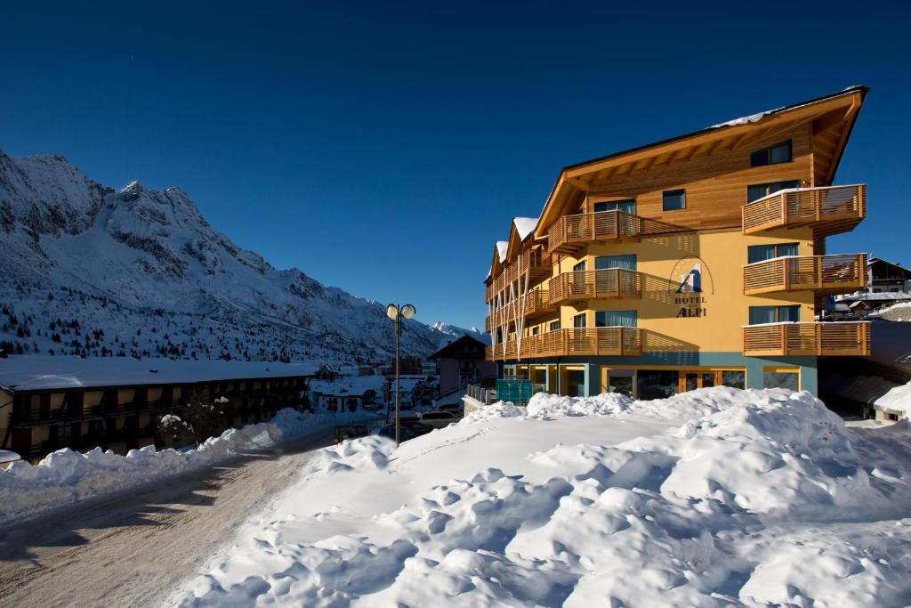帕苏德尔托纳莱德勒阿尔卑酒店的前面有一堆积雪的建筑物