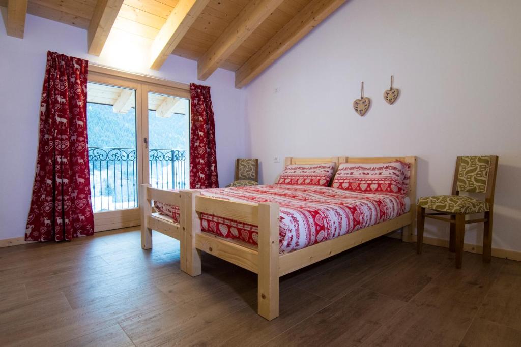 斯基尔帕里奥Olimpic Hostel的一间卧室设有一张床和一个大窗户