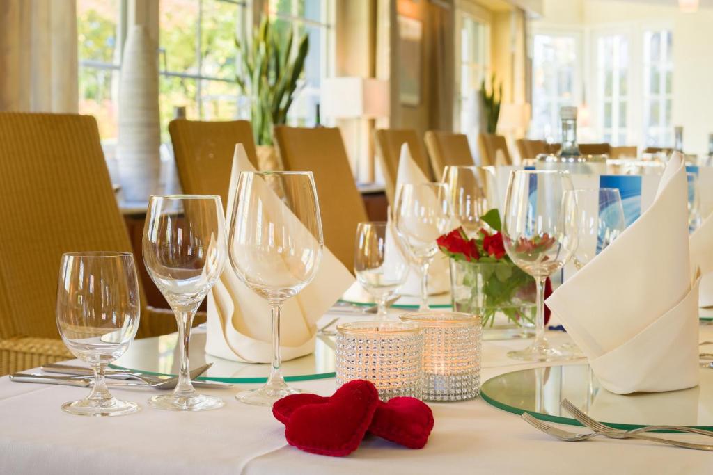 勒讷施瓦酒店的酒杯和红心的桌子