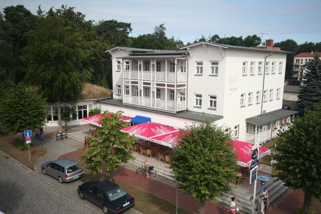 格拉尔-米里茨瓦德博丽酒店的白色建筑的顶部景色,有红色遮阳篷