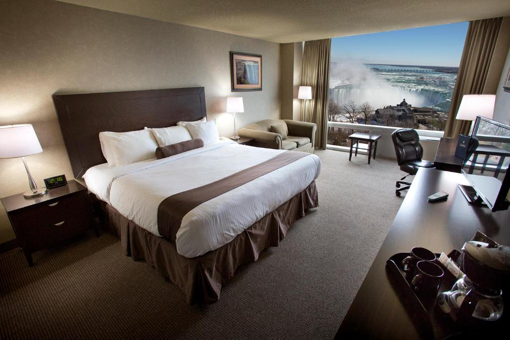 尼亚加拉瀑布奥克斯瀑布美景酒店的酒店客房设有一张床和一个大窗户