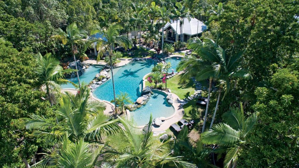 道格拉斯港道格拉斯港天堂高尔夫度假酒店的享有度假村游泳池的空中景致
