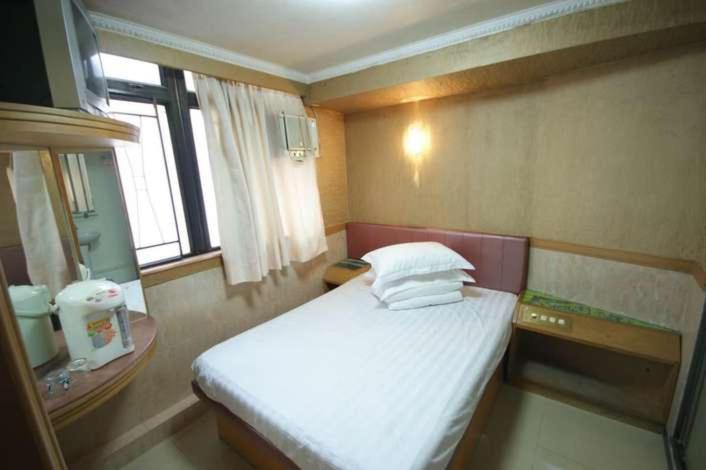 香港香港航天宾馆的小房间设有床和窗户