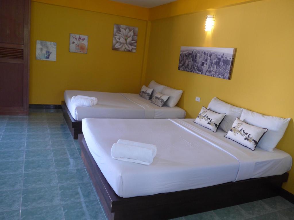 甲米镇Forum House Hotel Krabi的黄色墙壁客房的两张床