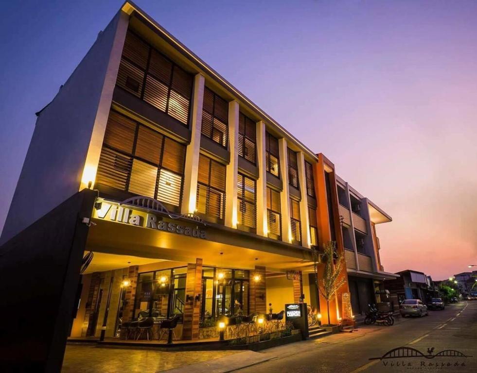 南邦兰邦瑞萨达娜卡侬旅馆的街上的一座建筑