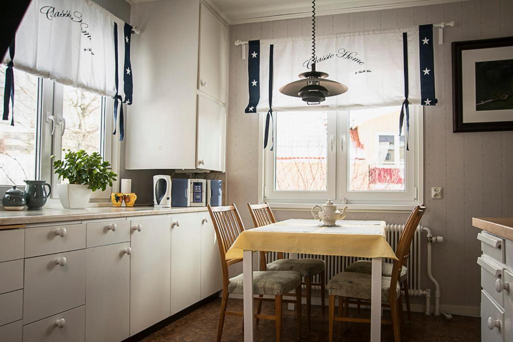 本茨福什Photoeverhome的厨房配有桌椅
