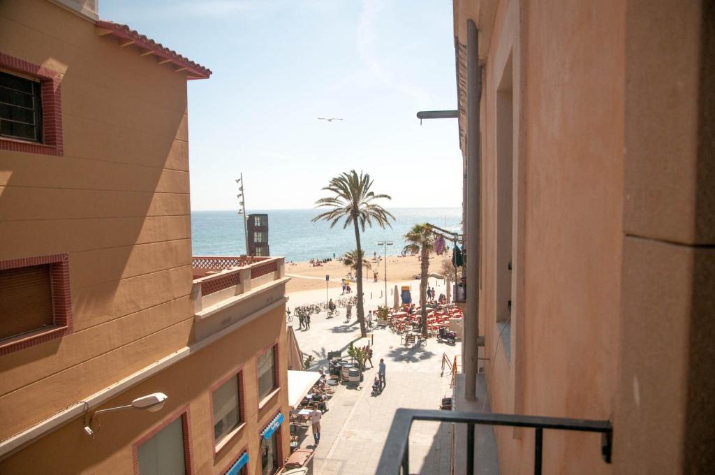 巴塞罗那巴塞罗那海滩公寓的从大楼的阳台上可欣赏到海滩景色