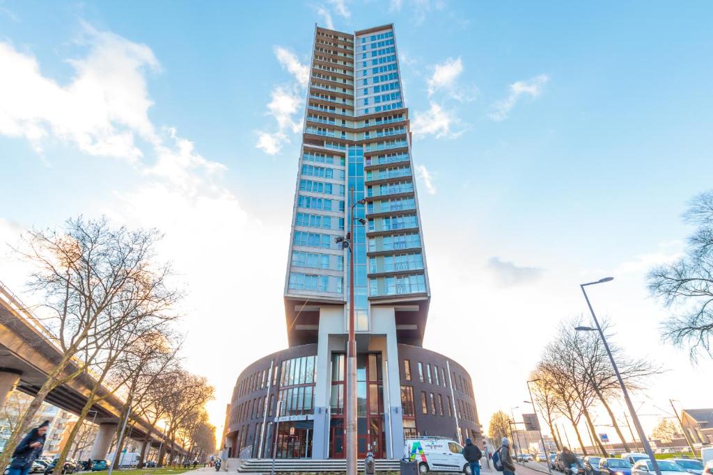 鹿特丹ART Hotel Rotterdam-Fully Renovated的天空城市的高玻璃建筑