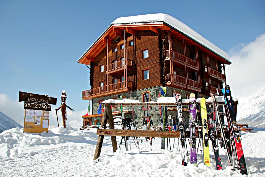 尚波吕克Maison Fosson的雪地滑雪小屋