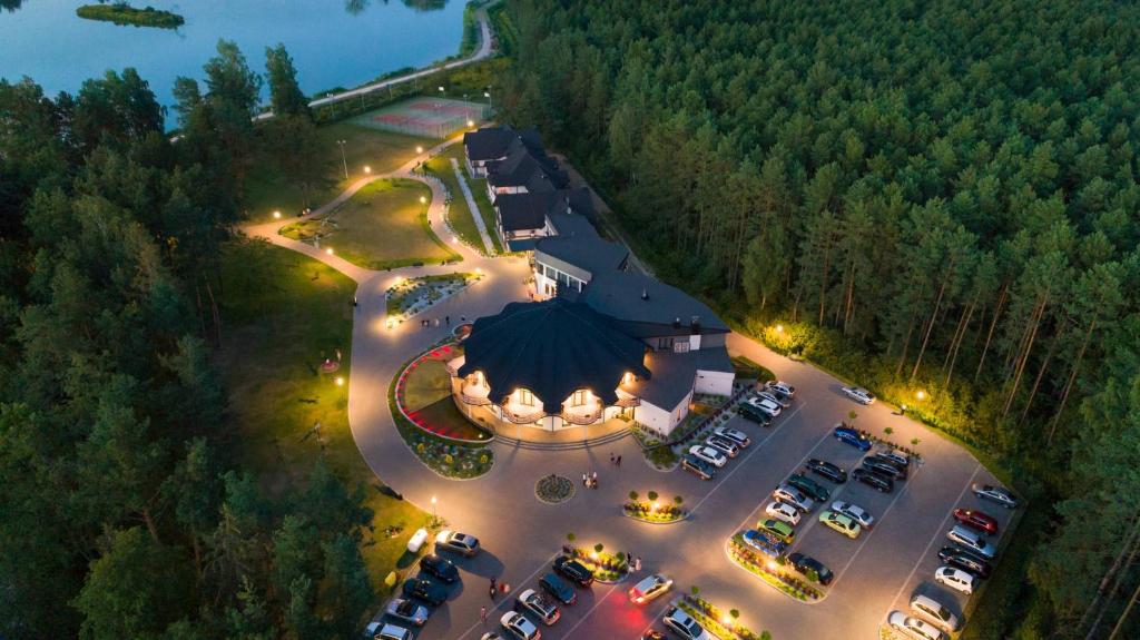卢布林地区亚努夫Rezydencja Sosnowa Luxury Hotel的晚上停车场的空中景色