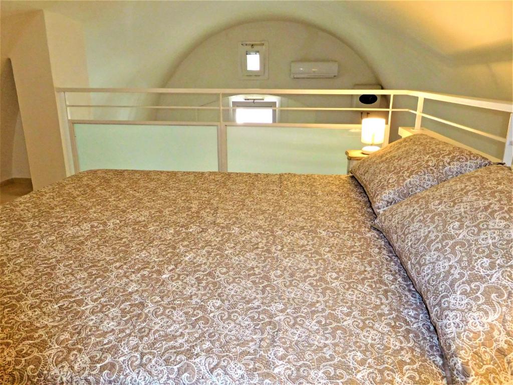 滨海波利尼亚诺Nido dello York的卧室内的一张大床,床架