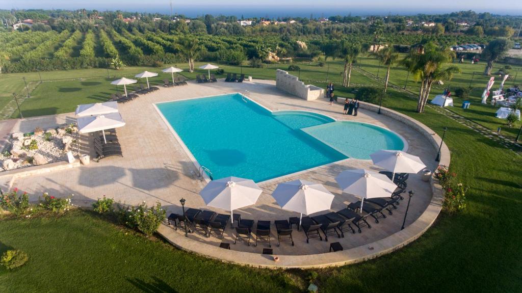 卡西比莱希科利奥公寓式酒店的享有带遮阳伞的游泳池的顶部景致