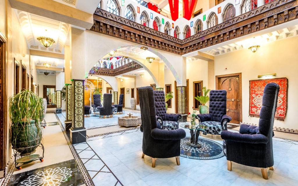 马拉喀什Hotel & Ryad Art Place Marrakech的大楼内带桌椅的大堂