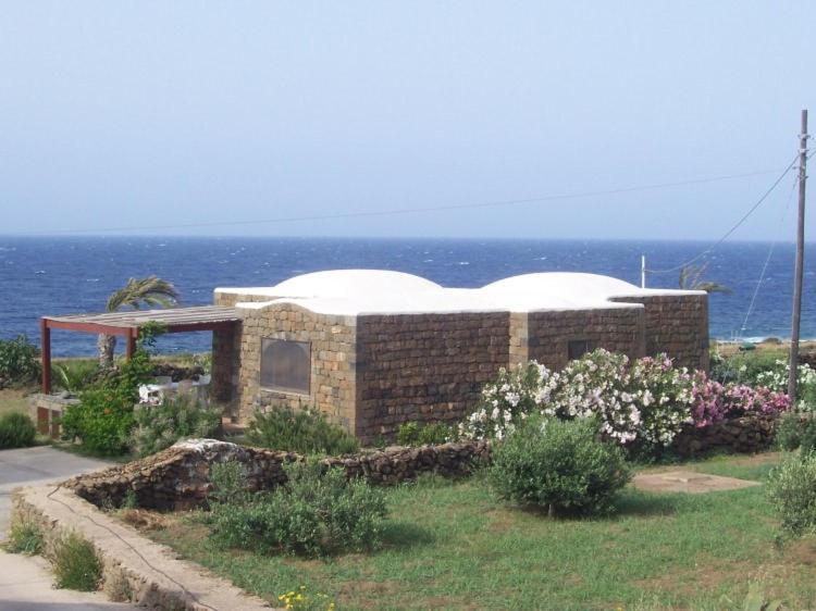 潘泰莱里亚Dammuso Nettuno的白色屋顶的砖屋