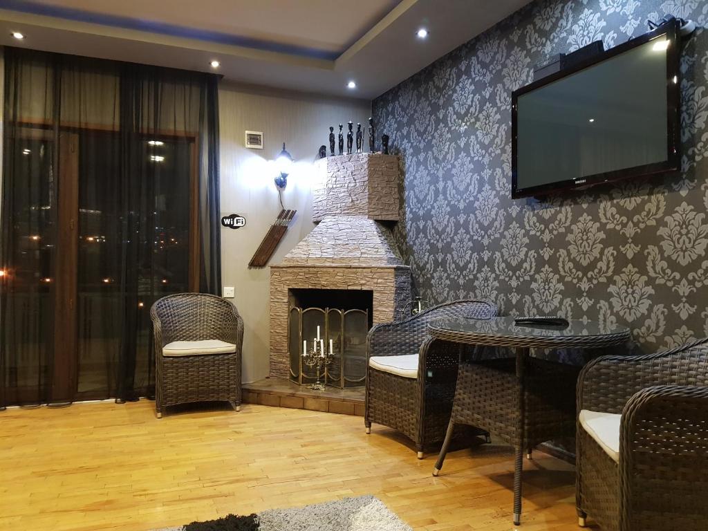 第比利斯Apartment Old Tbilisi Gorgasali的客厅设有壁炉和平面电视。