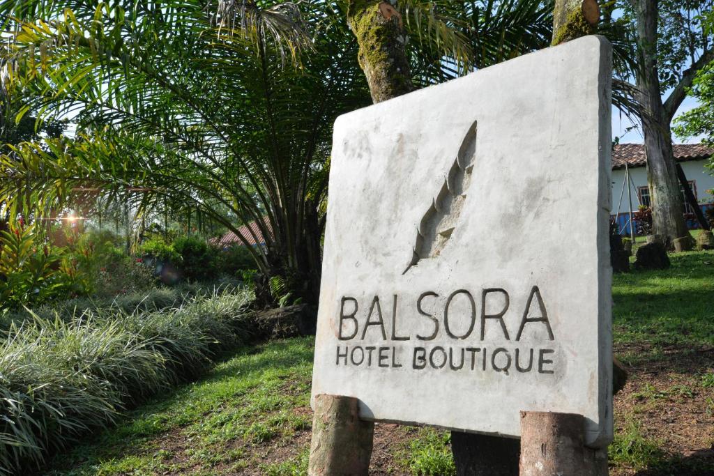 拉特瓦伊达Balsora Hotel Boutique的酒店客房的标志