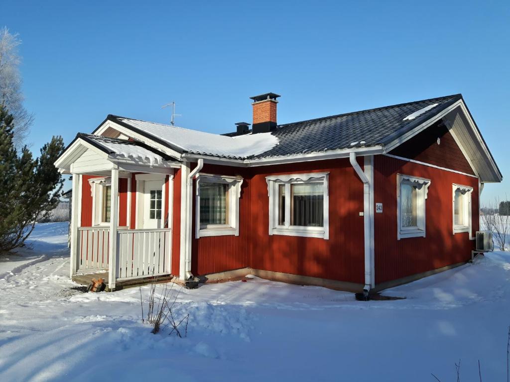 KauhajokiSimon tupa Kauhajoki的一座红色的房子,地面上积雪