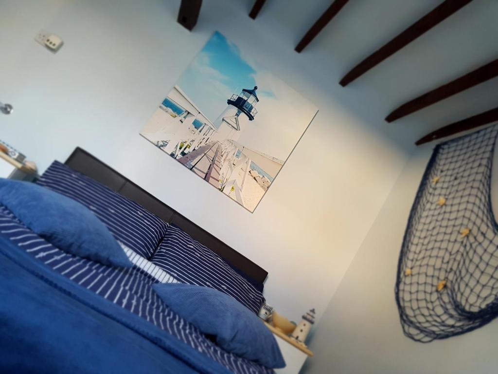 奥尔顿French Horn Chalets的一间卧室配有一张带蓝色枕头的床和一张照片