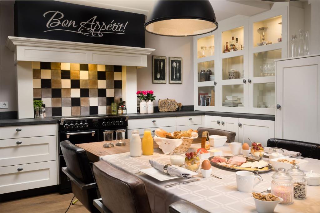 埃因霍温B&B Le Bon Vivant Eindhoven的厨房配有餐桌和食物